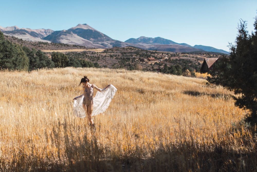 outdoor boudoir photography in the mountains of western maine