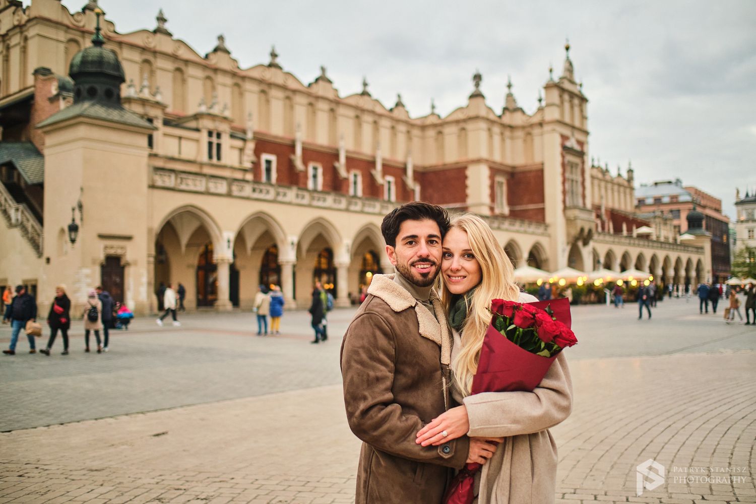 Kraków sesja narzeczeńska, zaręczynowa na rynku.
