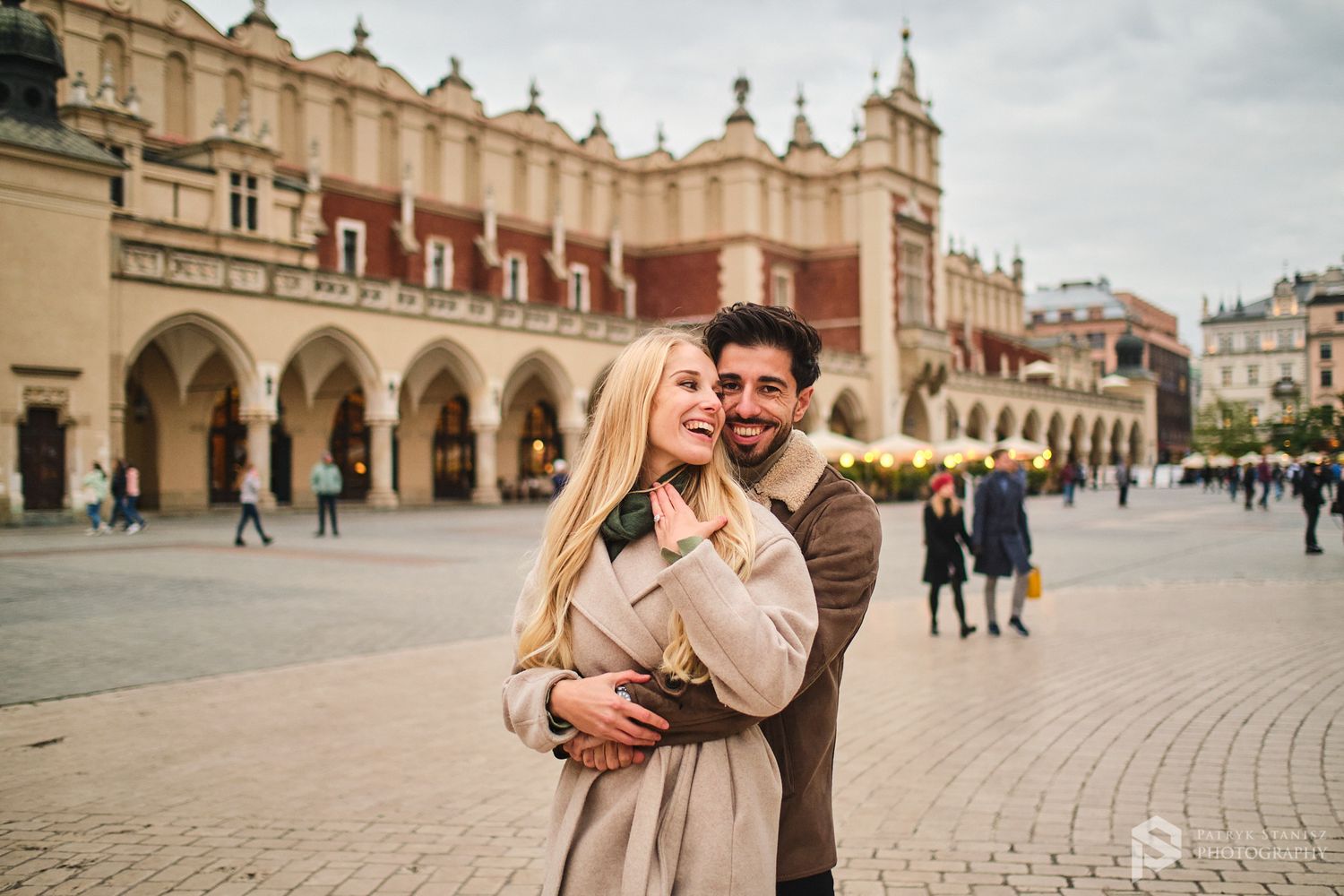 Kraków sesja narzeczeńska, zaręczynowa na rynku.
