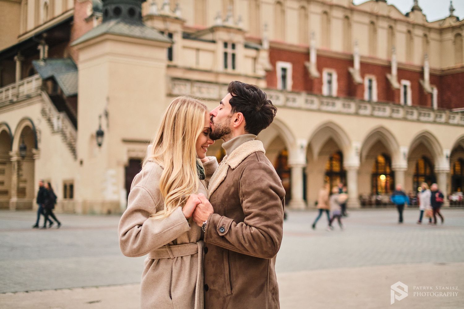 Kraków sesja narzeczeńska, zaręczynowa na rynku.