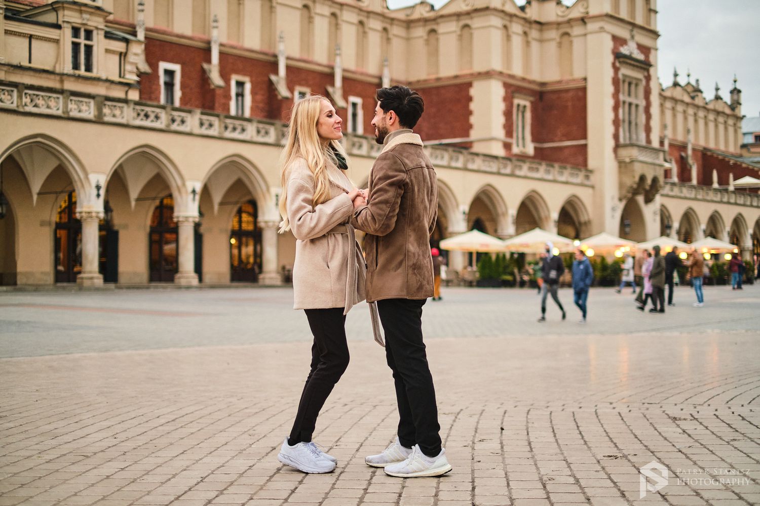 Kraków sesja narzeczeńska, zaręczynowa na rynku.