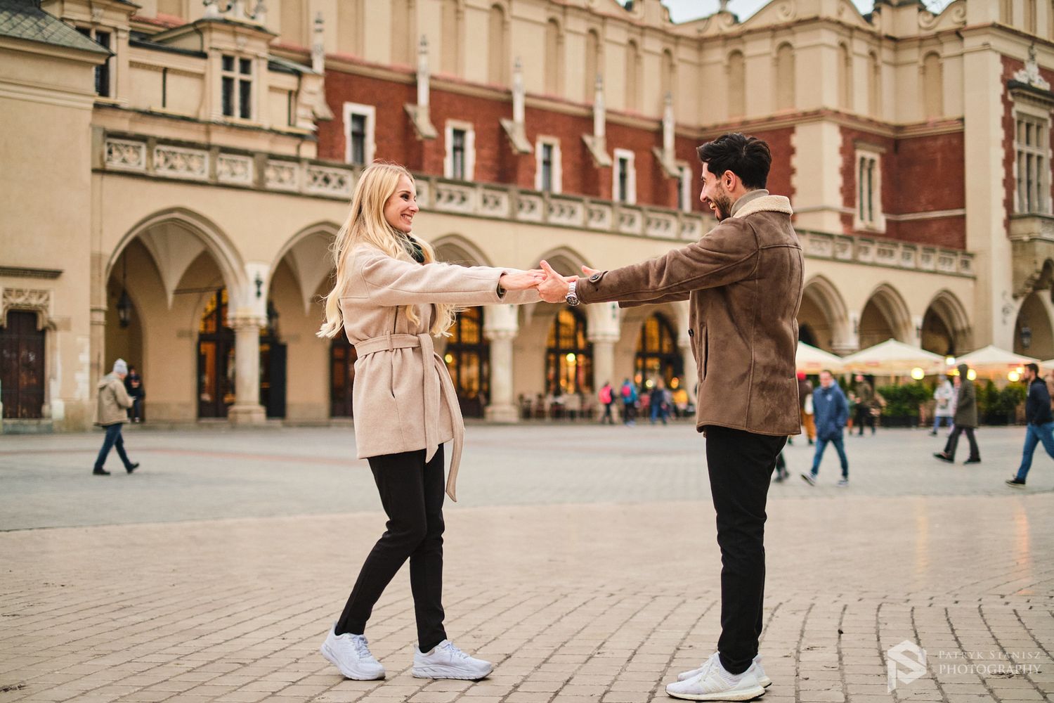 Kraków sesja narzeczeńska, zaręczynowa na rynku.