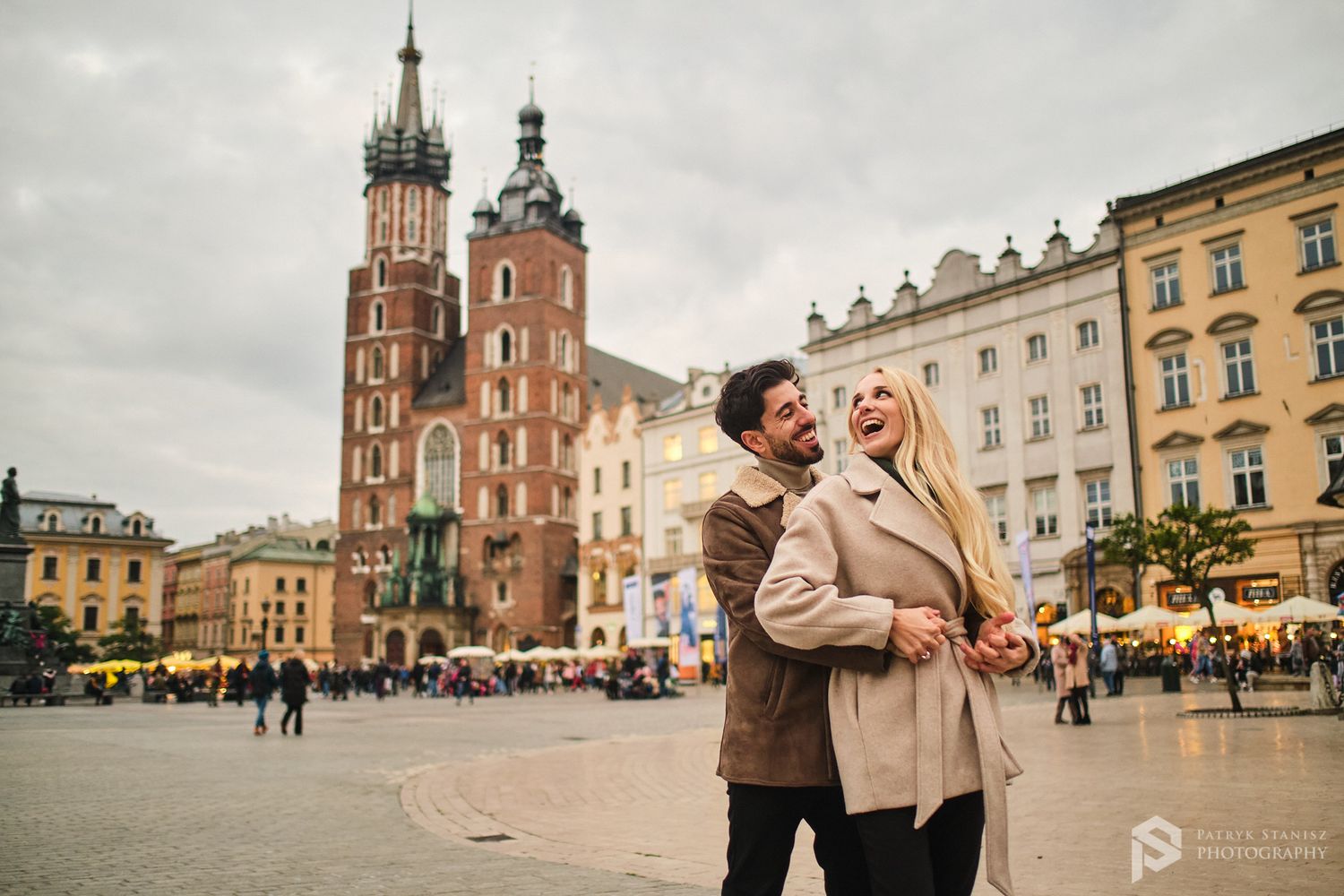 Kraków sesja narzeczeńska, zaręczynowa na rynku.