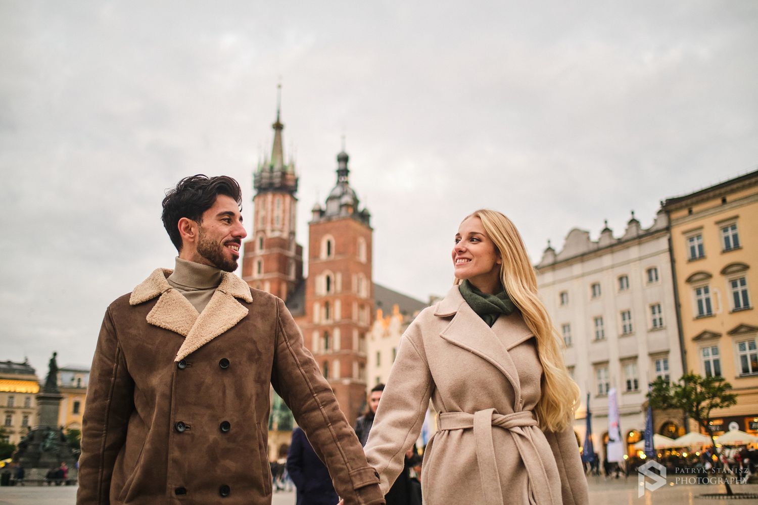 Kraków sesja narzeczeńska, zaręczynowa na rynku.