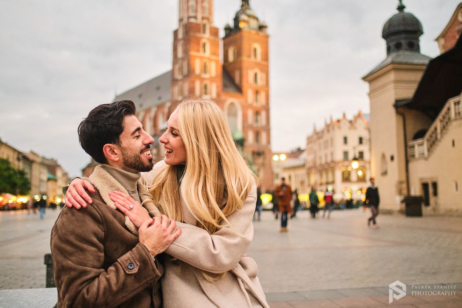 Kraków sesja narzeczeńska, zaręczynowa na rynku.