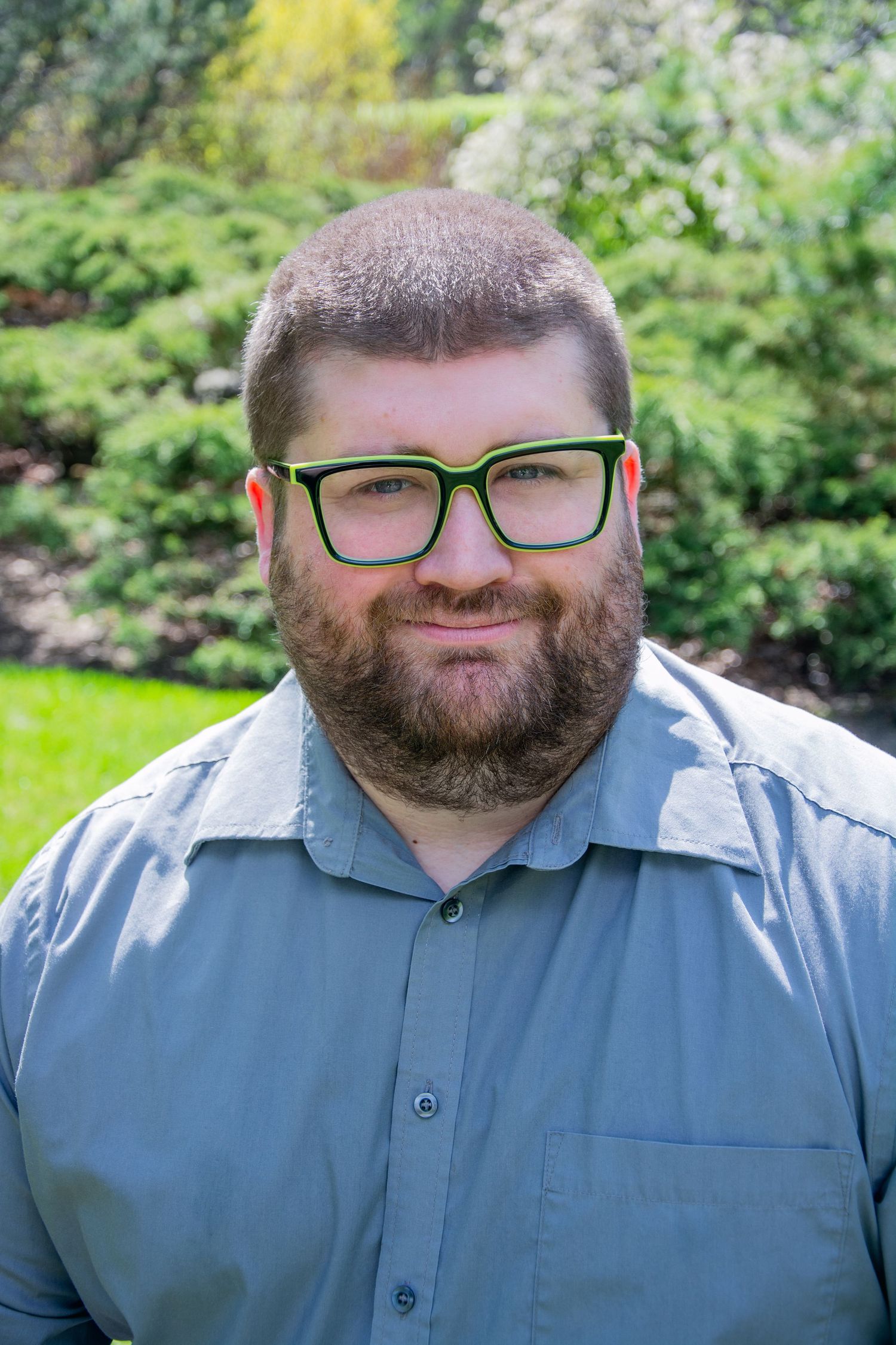 linkedin-headshot.jpeg, smiling man with trendy glasses business shirt, edmonton photographer, yeg portraits, headshot