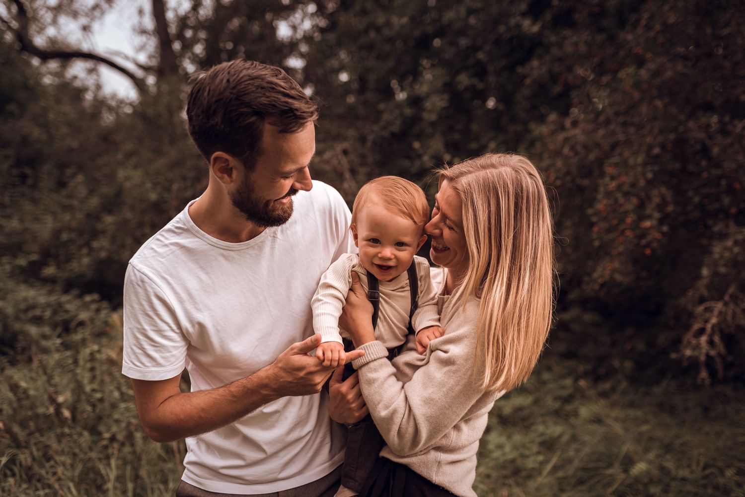 Gravidfotografering i Tyesö, familjefotografering, Stockholm, utomhusfotografering, solnedgångsfotografering, fotografering barnfotograf