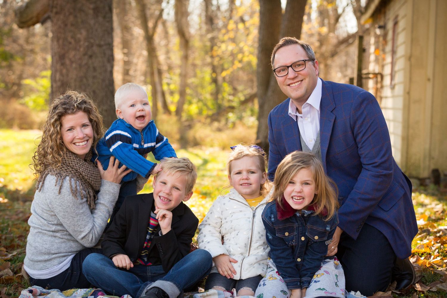 Zionsville photographer - Nathaniel Edmunds Photography - captures family pictures with family of 5