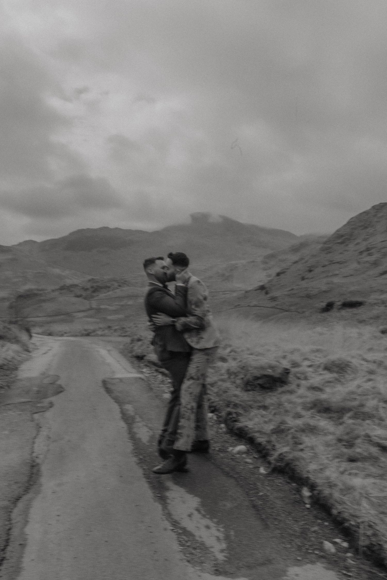 couple kissing
