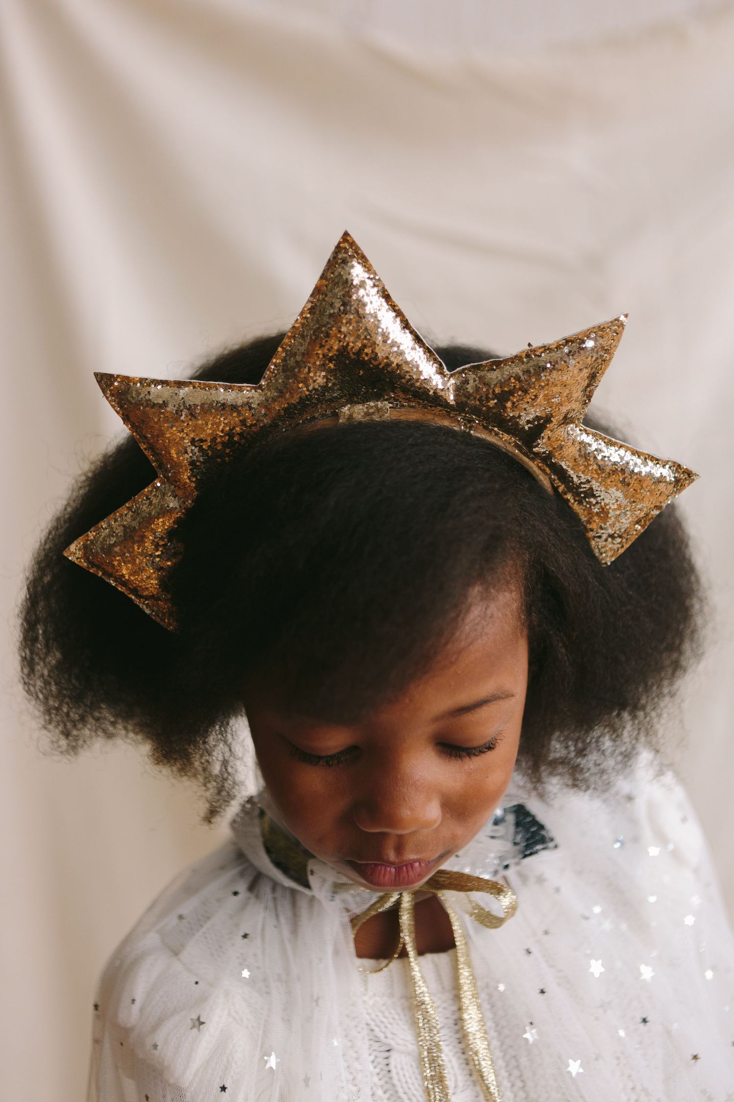 Siblings smiling for the camera in holiday portraits, NYC family photographer Paula Brearley
