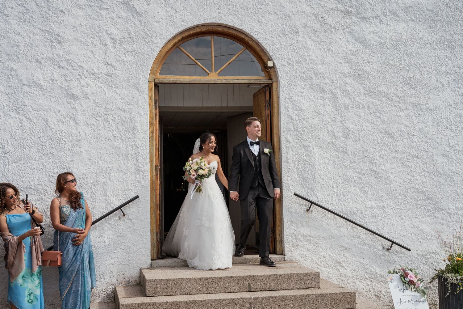 bröllopspar fotografering på trappa, bröllopsfotograf