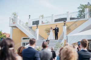 bröllopspar fotografering på trappa, bröllopsfotograf