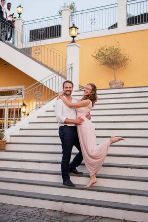 parfoto under bröllopsfotografering på trappa, bröllopsfotograf