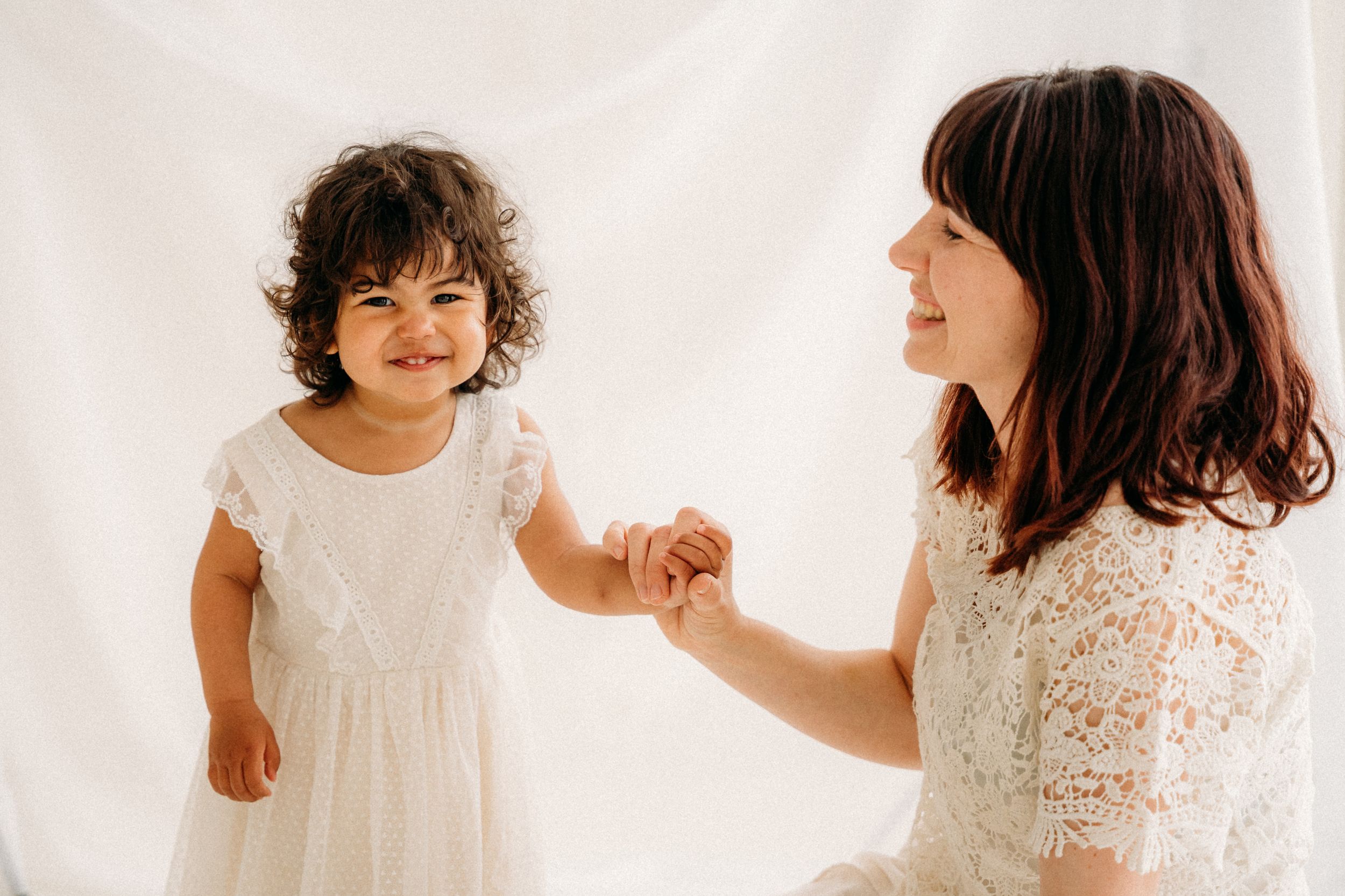 Foto van mama en dochter tijdens een familieshoot