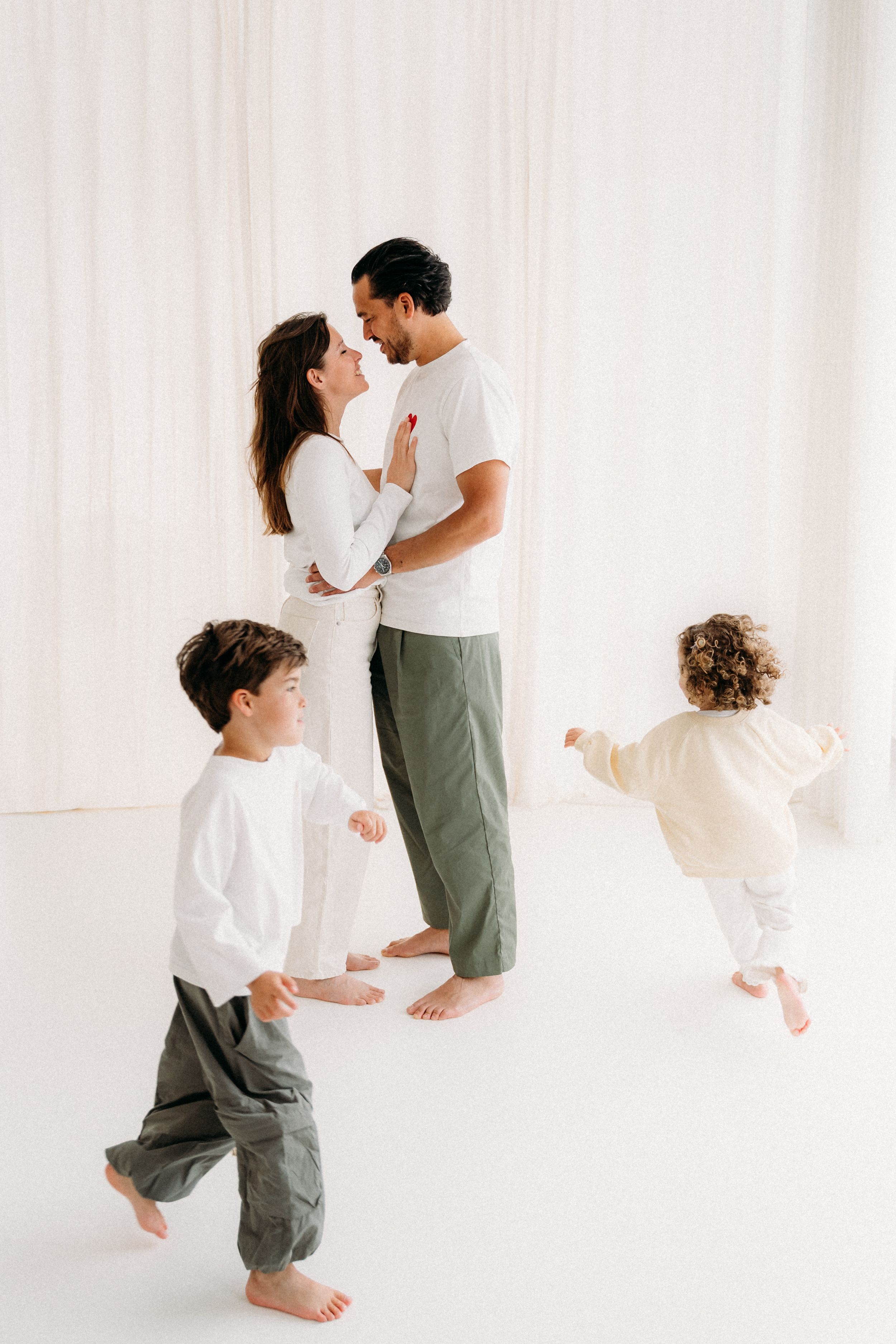 Speelse familieshoot met twee jonge kinderen.