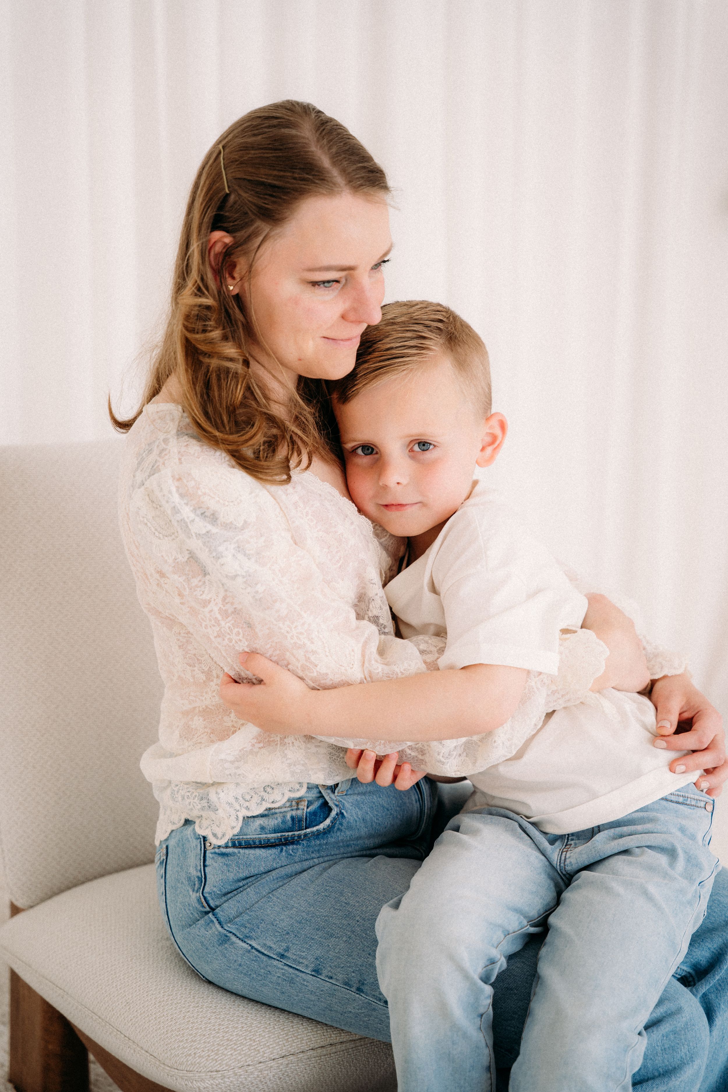 Spontane foto van een gezin tijdens een familieshoot in de studio