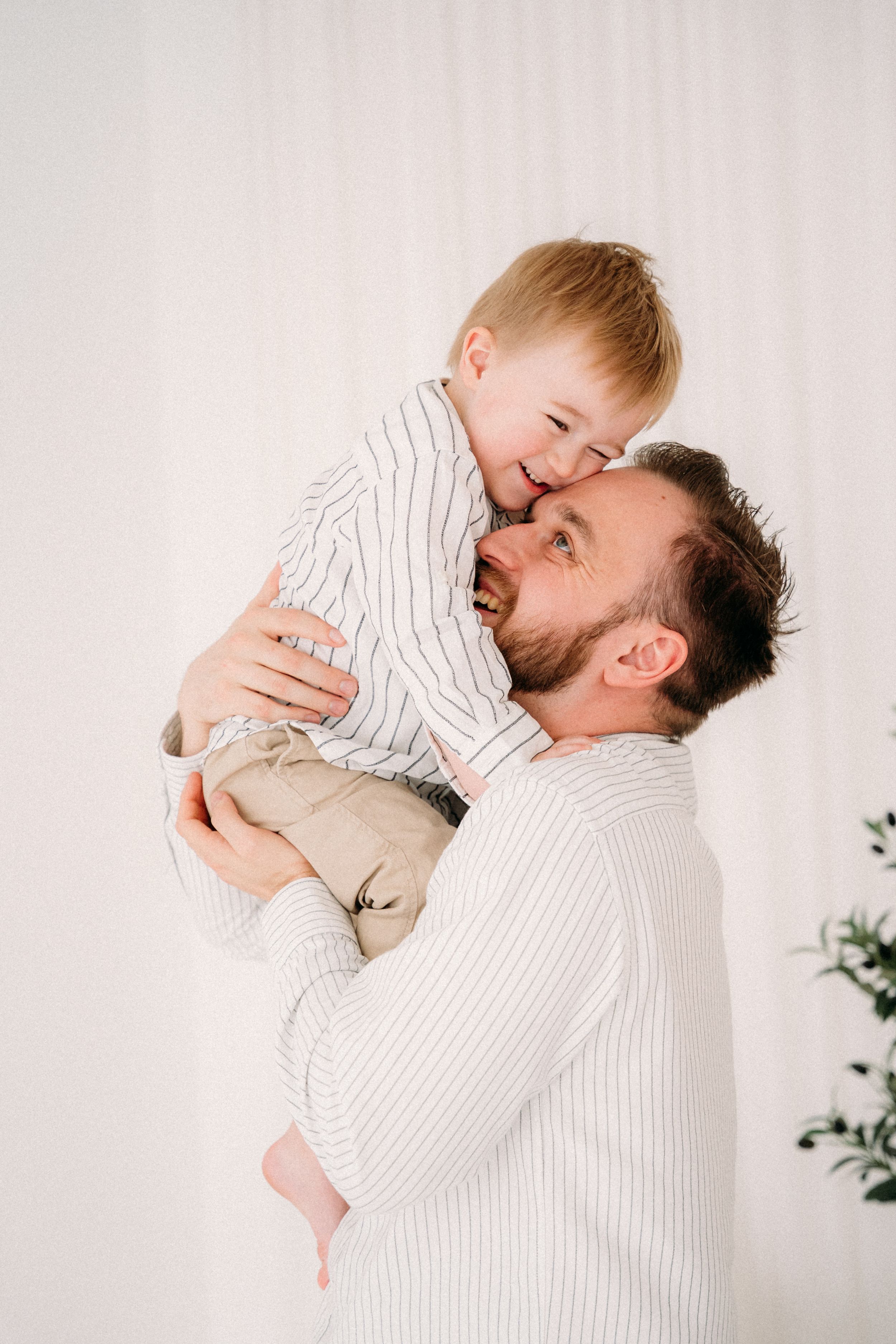 Papa en zoon tijdens een familieshoot