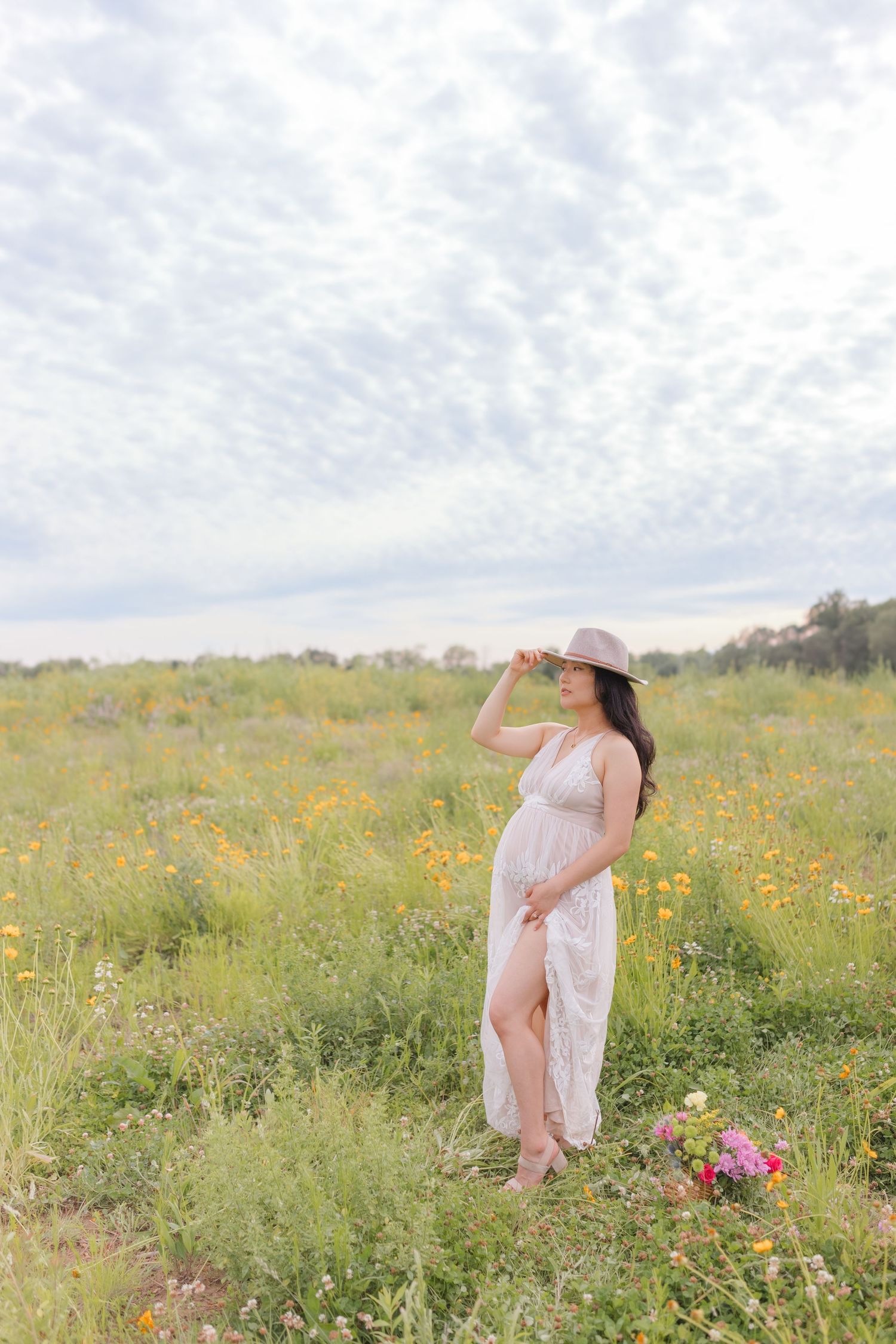 maternity session in a field of flowers in Nokesville Virginia