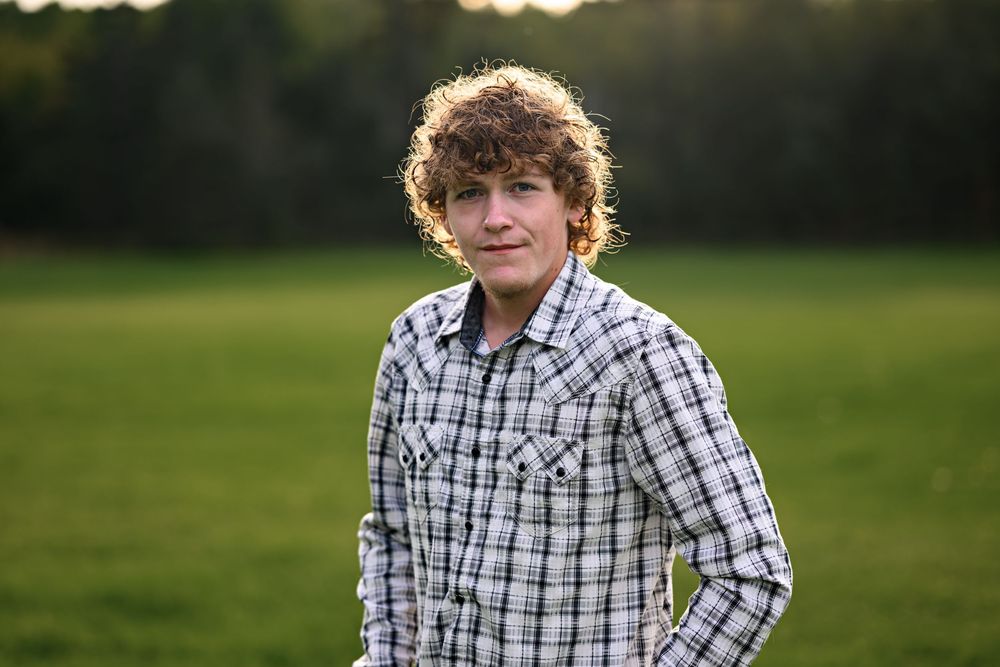 Senior photo boy with green background
