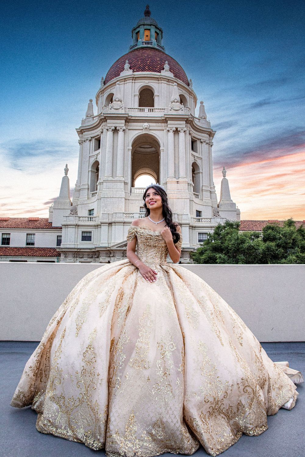 Quinceañera photo: Pasadena City Hall. Long Quinceañera Dress. Quinceañera Sunset Shoot. Vestido largo de Quinceañera.