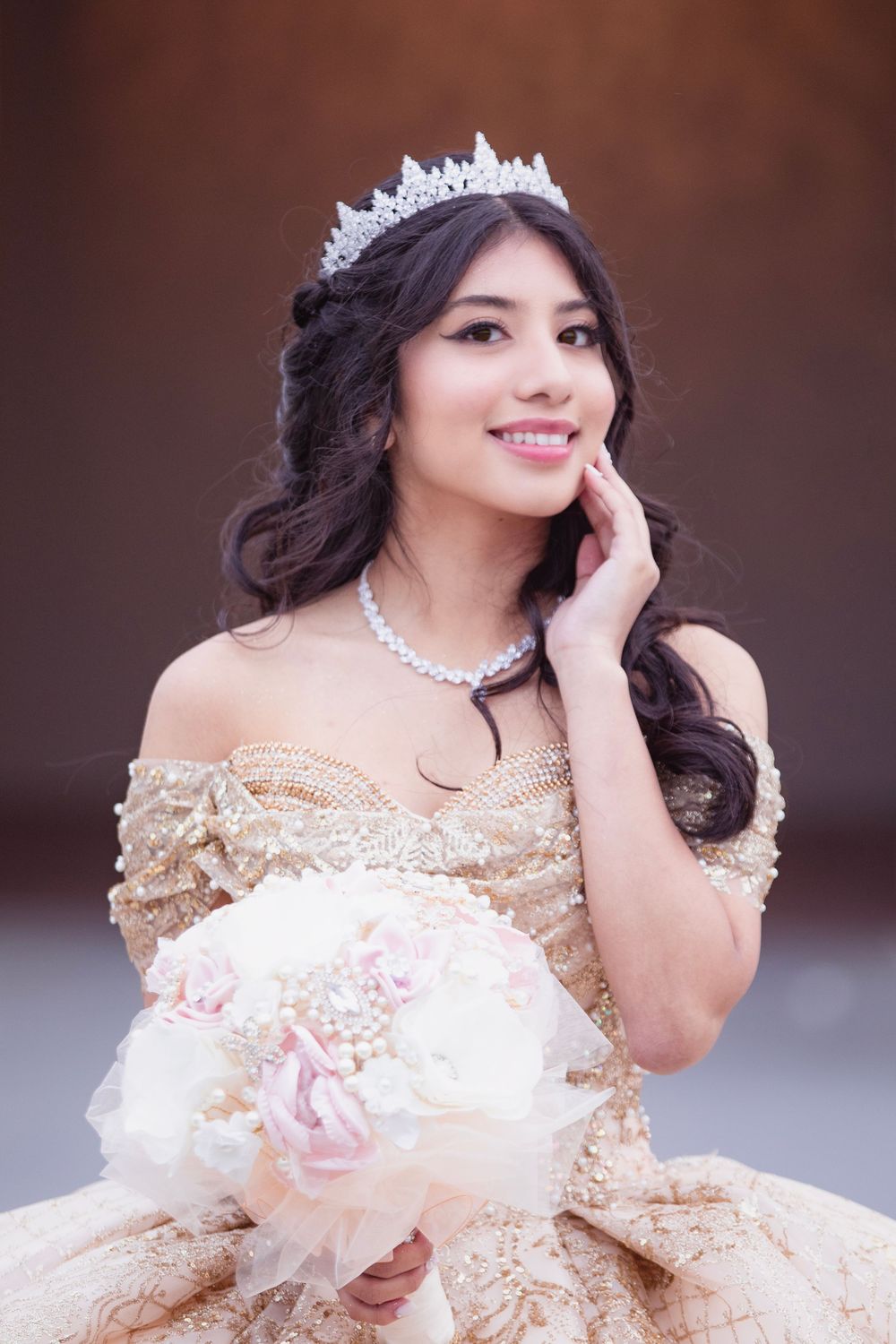 Quinceañera photo: Pasadena City Hall. Long Champagne Quinceañera Dress. Quinceañera Sunset Shoot.
Vestido de Quinceañera