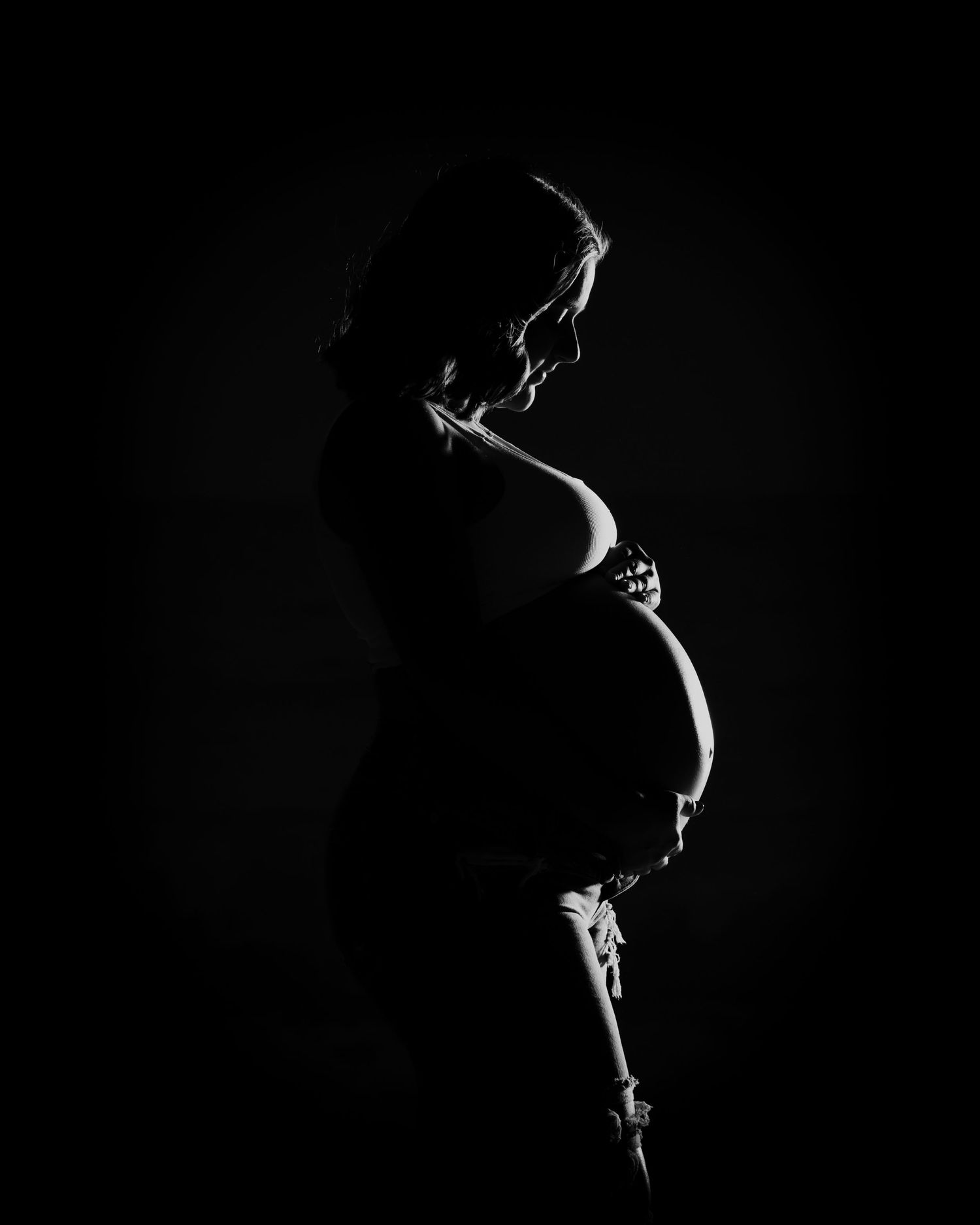 Dramatic black and white side profile of pregnant woman's silhouette. Myrtle beach photographer