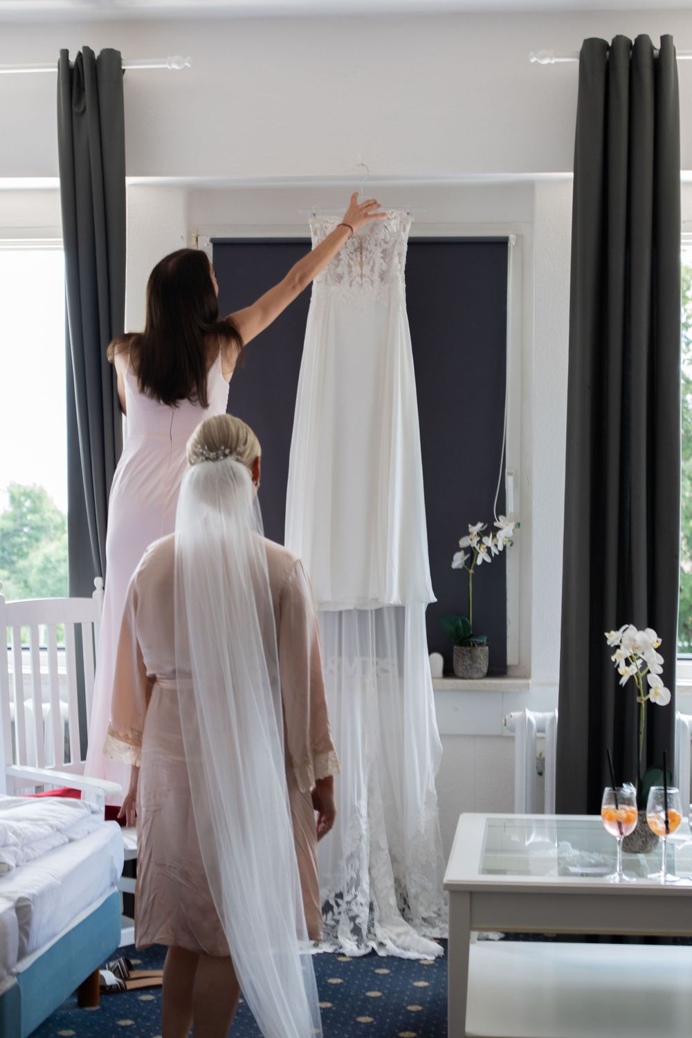 Schloss Wulkow Hochzeit Braut vorbereitung am Schloss Wulkow Hochzeitsfotograf Berlin