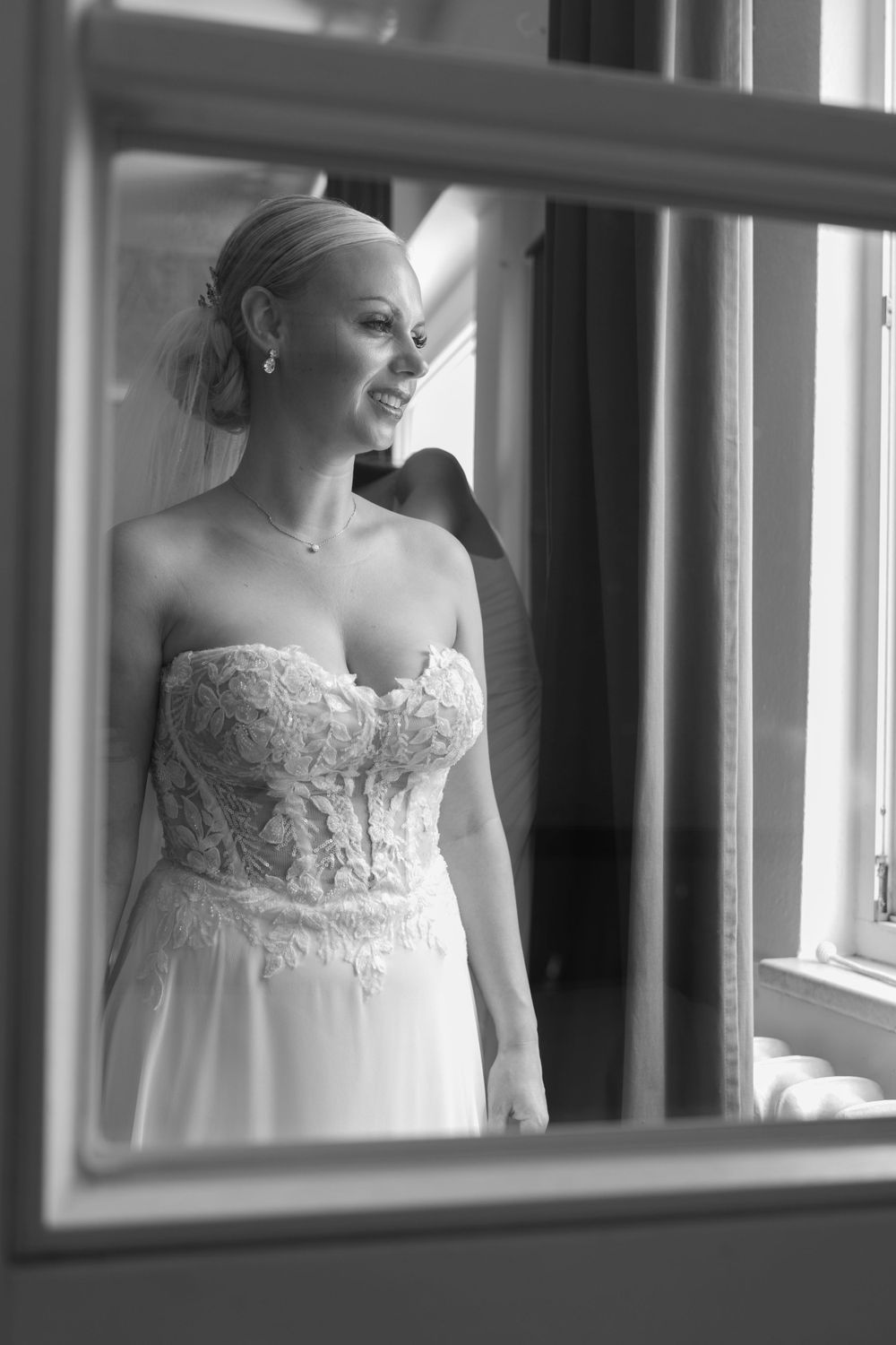 Schloss Wulkow Hochzeit Braut Getting ready am Schloss Wulkow fotografiert durch fenstern