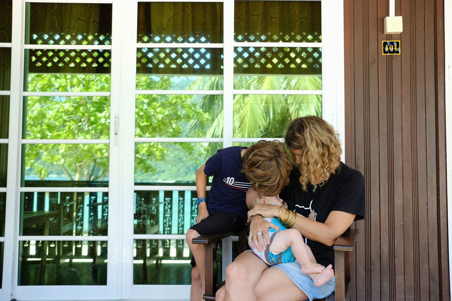 A family sharing an intimate moment together on a porch with wood lattice windows.
shooting lactancia sevilla
fotógrafa de familia sevilla