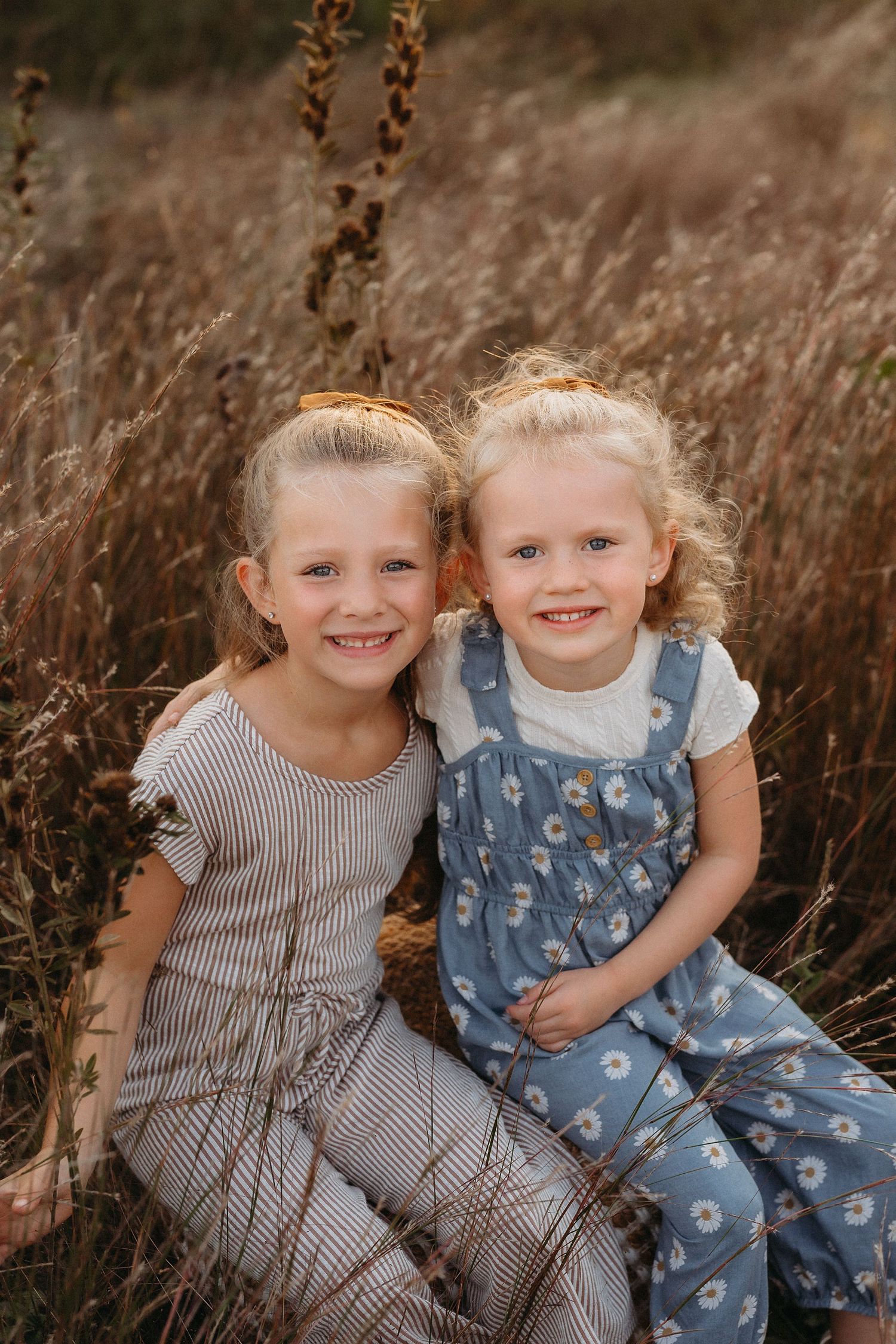 family candid lifestyle sibling photography