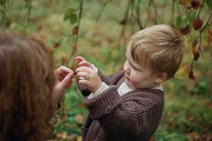 Speels moment vastgelegd van moeder en zoon in het bos