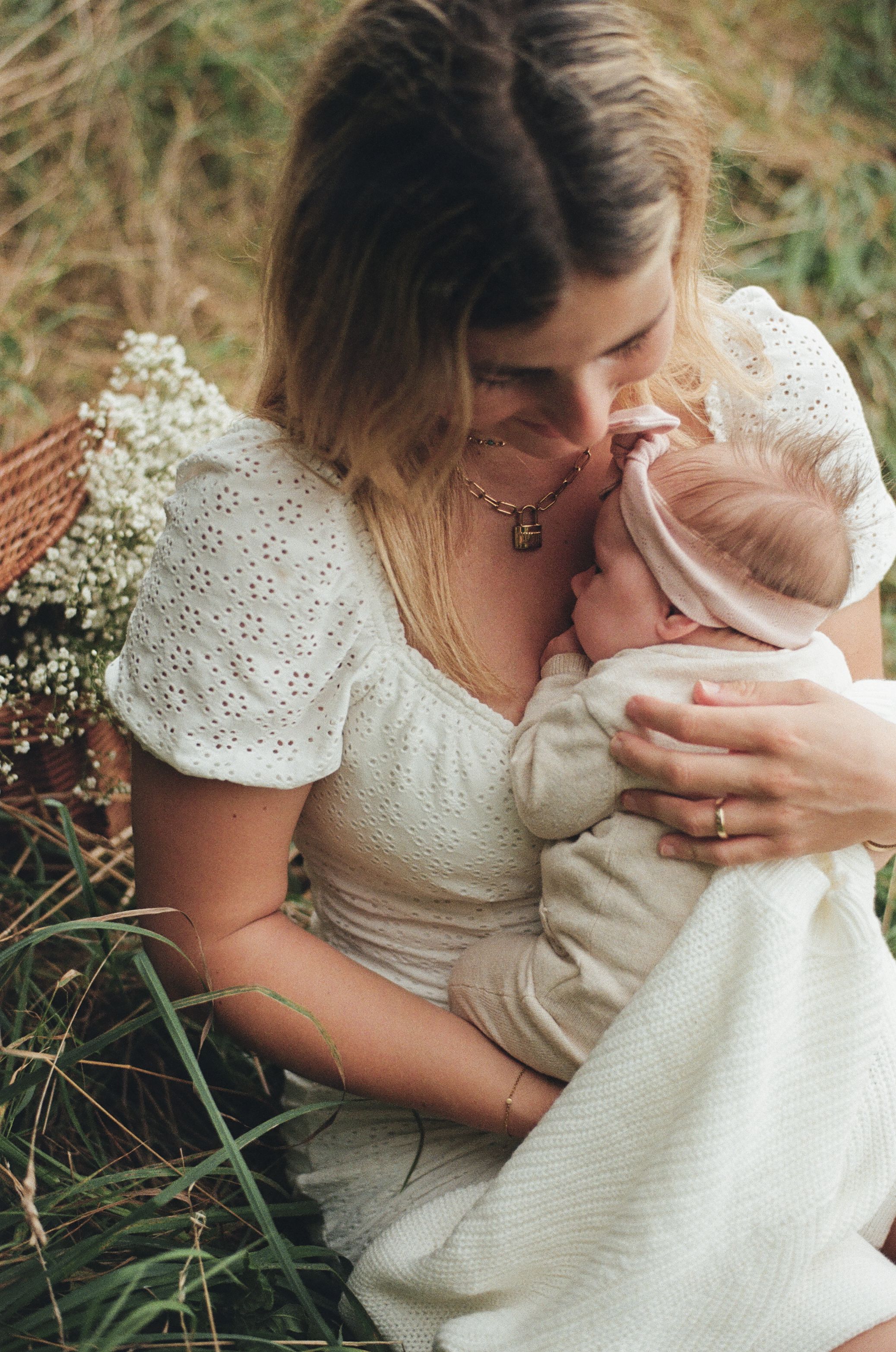 New born baby shoot met baby kleding aan waslijn analoog