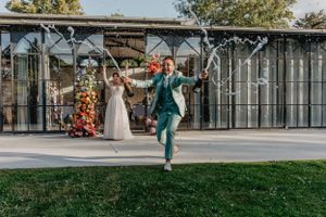 un marier qui ouvre la soirée en éclaboussent c'est invité de champagne