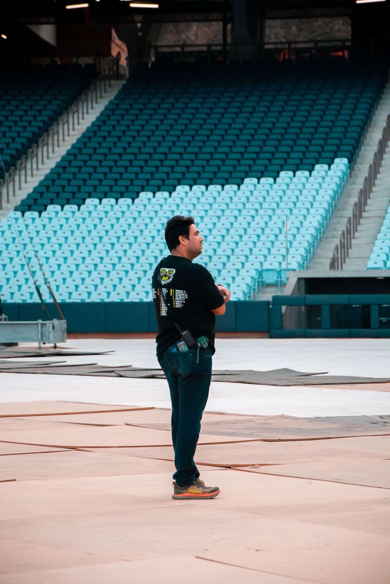 fotografía profesional de eventos durante el montaje del concierto de karol g en venezuela.
