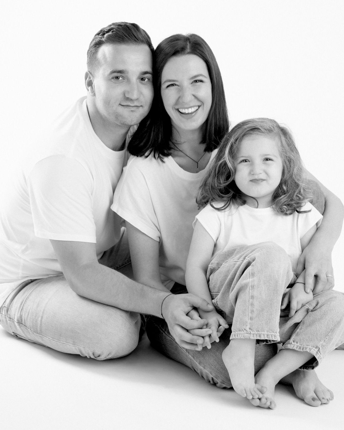 Cadru de familie natural si spontan, pe fundal alb in studio.