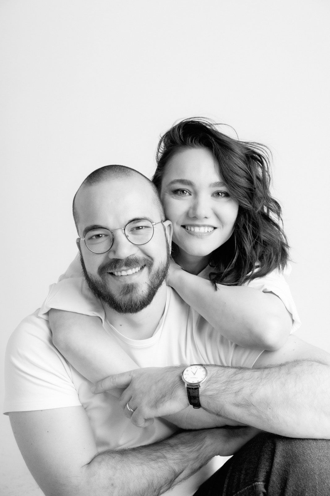 Portret de cuplu alb-negru, fundal neutru in studio.
