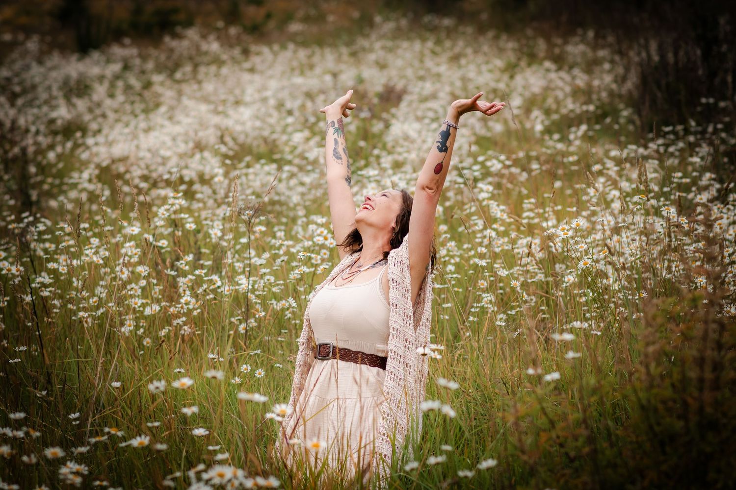 Romantic photo session in a field of delicate white daisies.