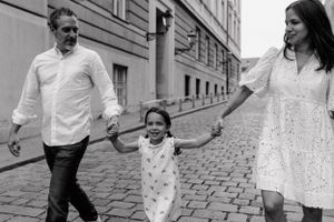 Family strolls and joyful moments in Upper Town, with natural and heartfelt photography highlighting the city’s characte