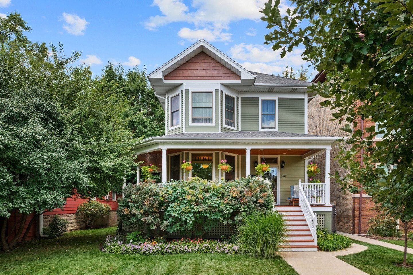 Interactive property tours and clear floor plans that help prospective buyers explore a home's layout remotely.