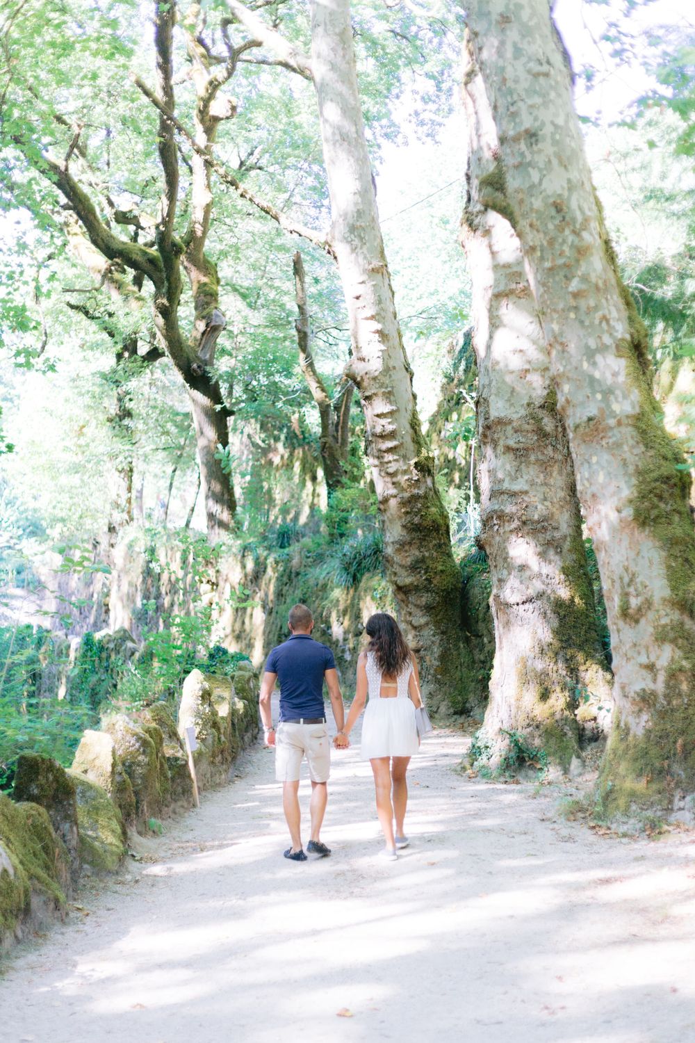 Sessão fotográfica de casal no gerês, casal a caminhar de mãos dadas.