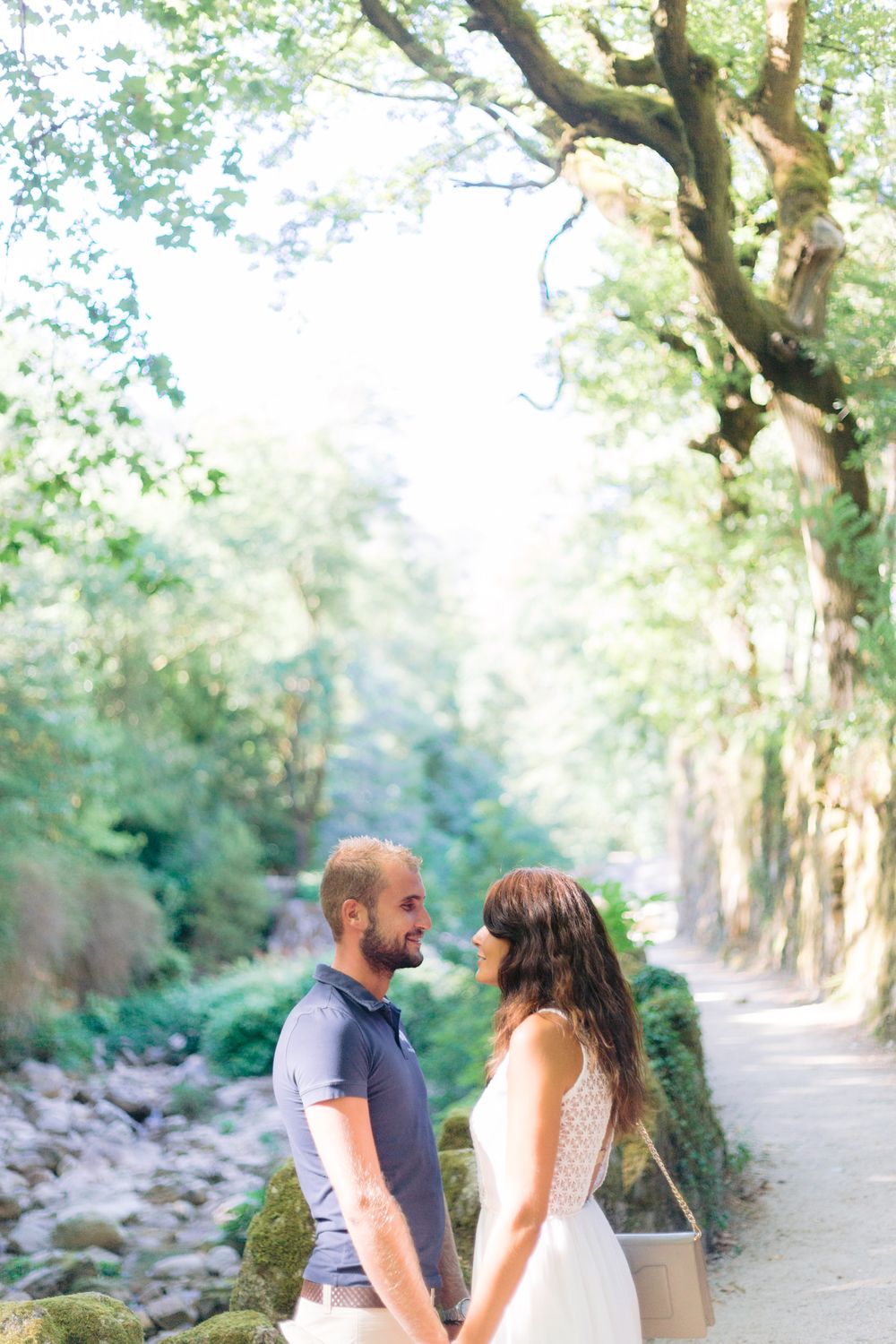 Sessão fotográfica de casal no gerês, casal de mãos dadas a olhar um para o outro.