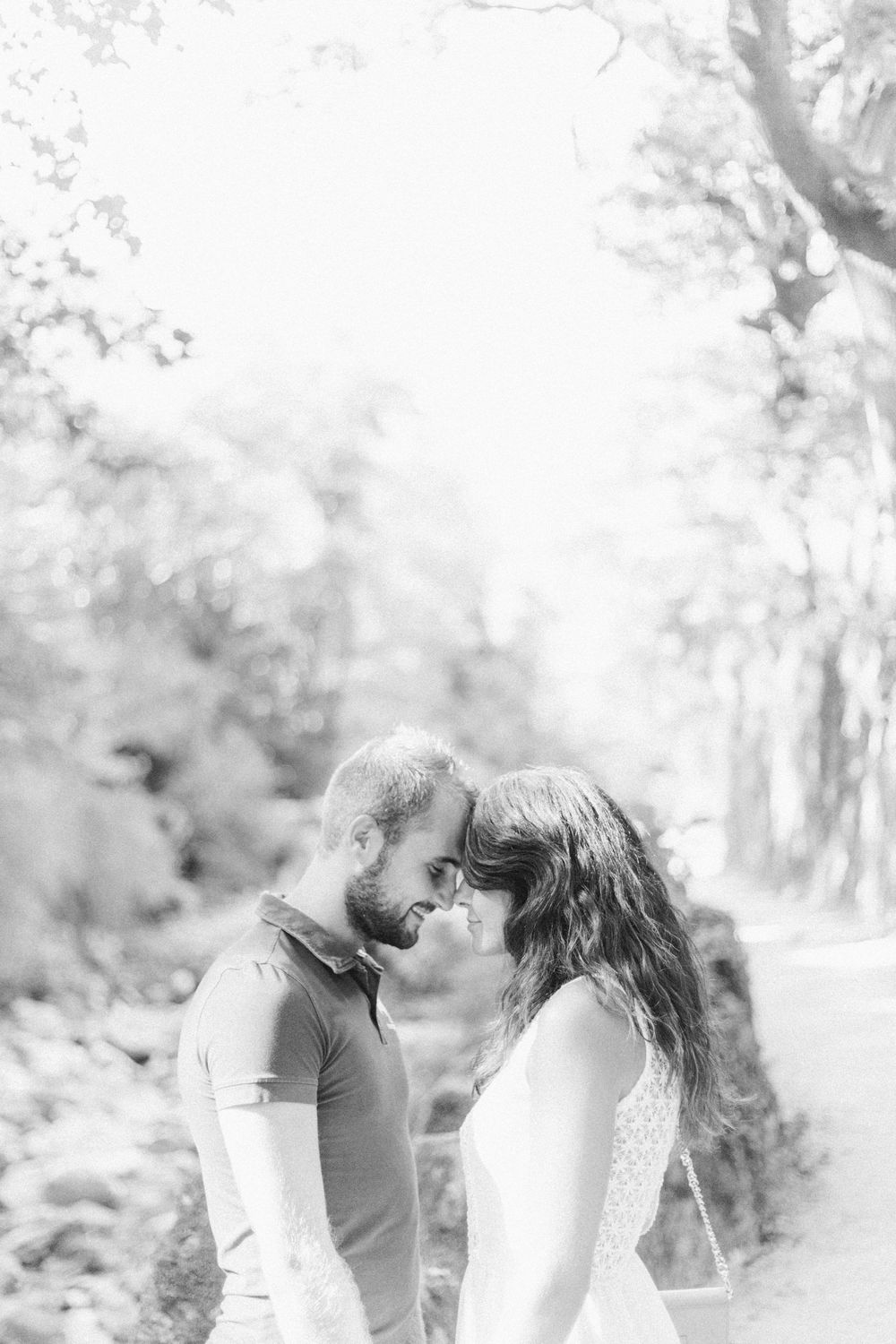 Sessão fotográfica de casal no gerês, pormenor de casal apaixonado.