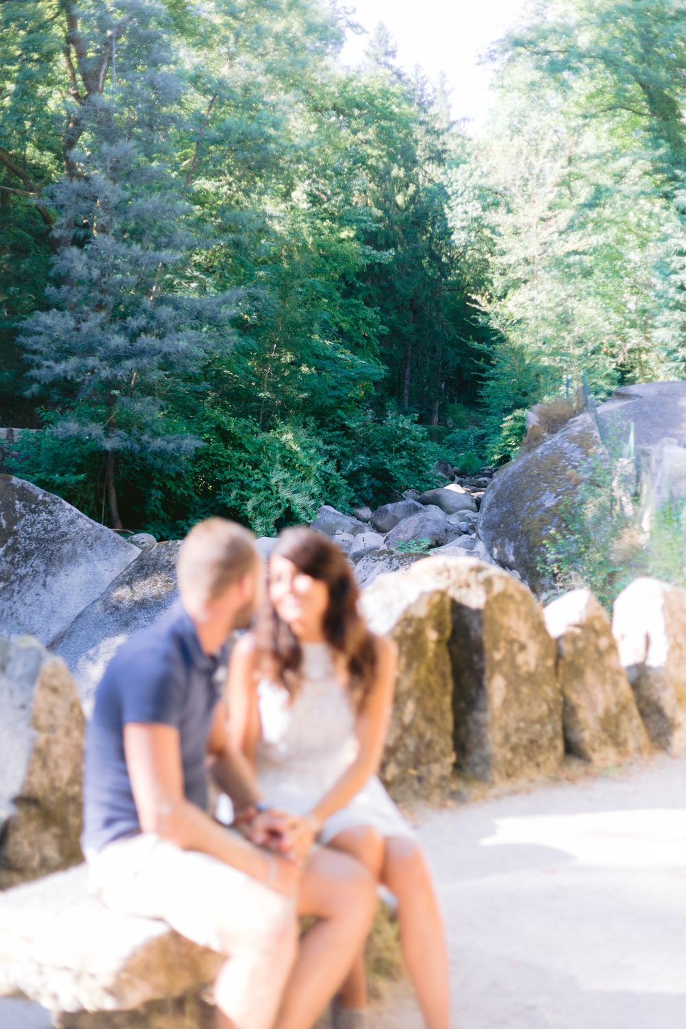 Sessão fotográfica de casal no gerês, casal sentado num banco.
