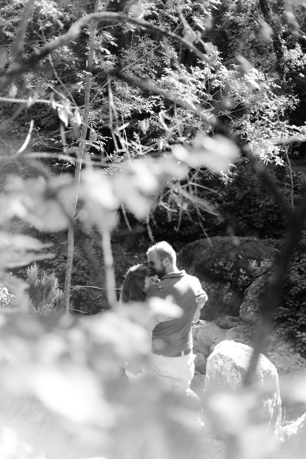 Sessão fotográfica de casal no gerês, casal a dar um beijo.