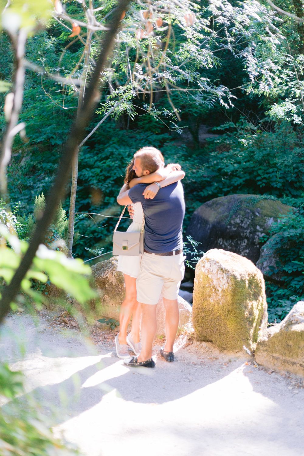 Sessão fotográfica de casal no gerês, casal abraçado.