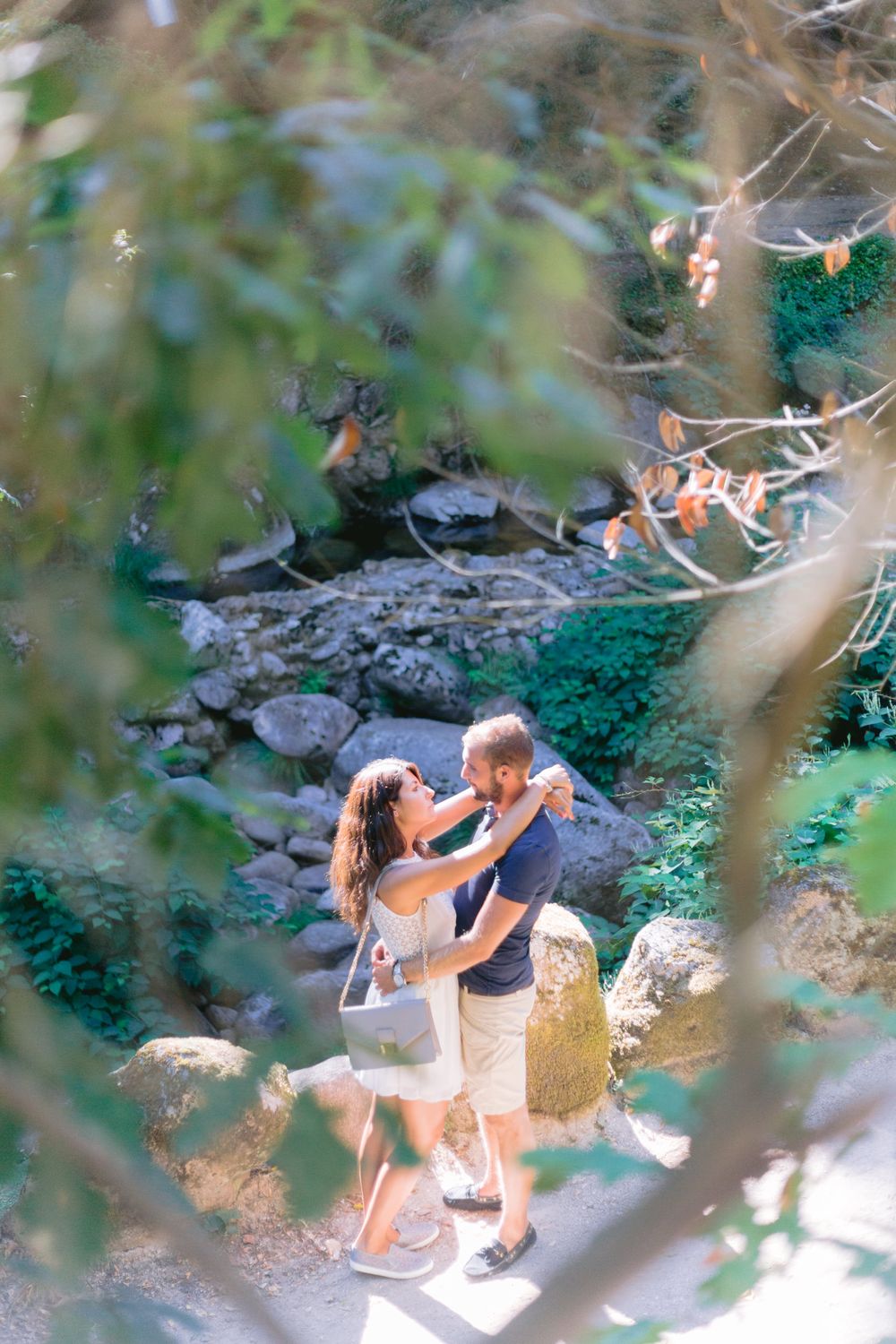 Sessão fotográfica de casal no gerês, casal a olhar um para o outro apaixonadamente.