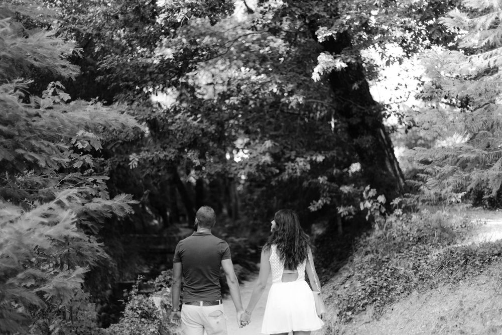 Sessão fotográfica de casal no gerês, casal a caminhar de mãos dadas.