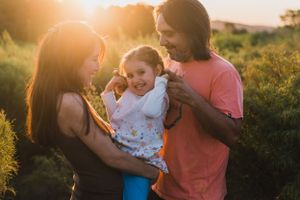 Familia en un sesión familiar en exteriores durante el atardecer en Tandil