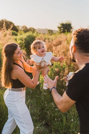 Familia jugando en un sesión familiar durante el atardecer en Tandil