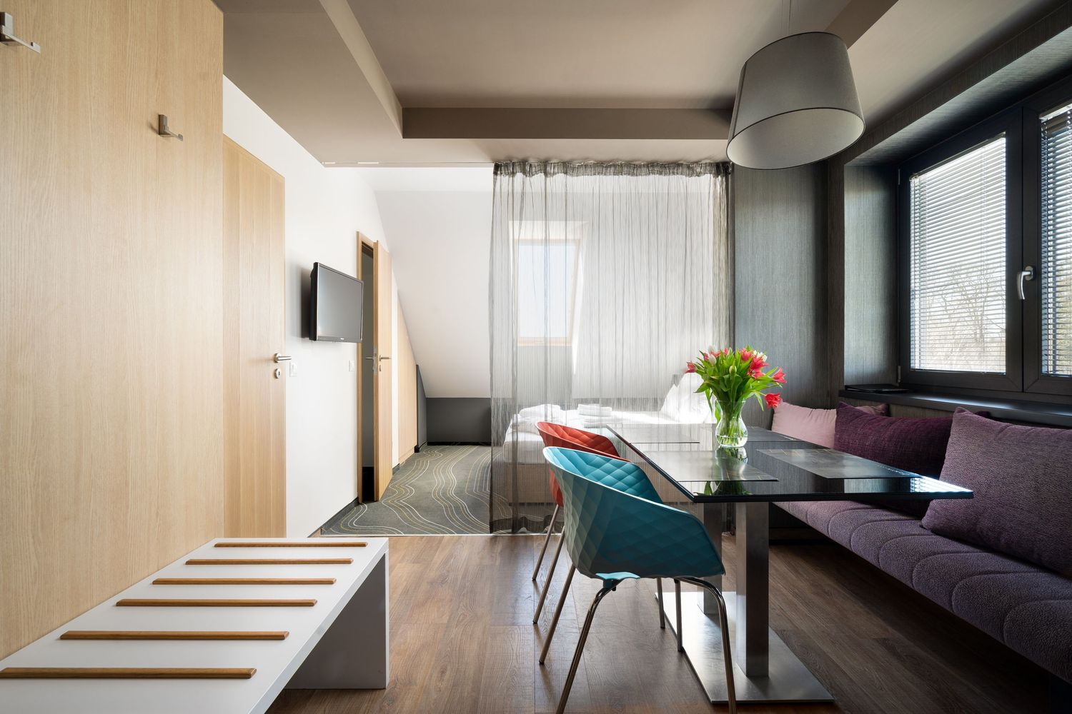 Modern szállodai szoba meleg tónusú enteriőrrel – prémium hotel fotózás belső térhez, vendégélmény vagy foglalási felületekhez.